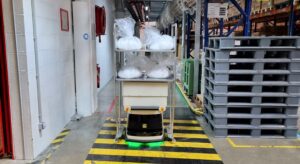 AGV en action dans un entrepôt logistique